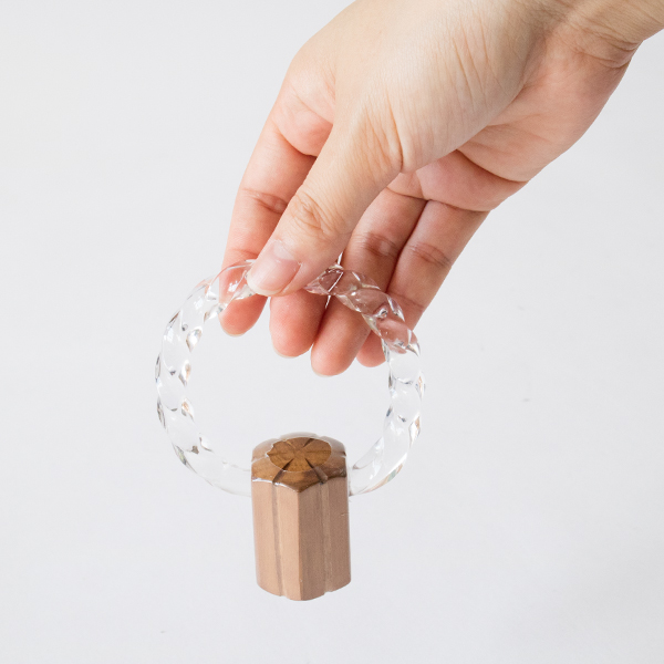 アクリル＋木の異素材組み合わせがモダンな表情（カスタムハンドル アクリルバングル）