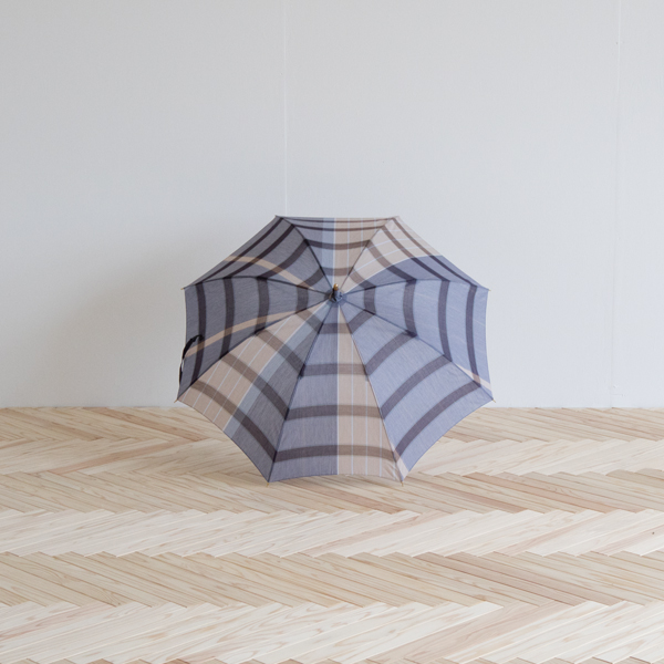 上品な佇まい感じる日傘です