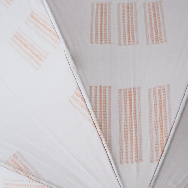 夜が明けて、太陽の光が少しずつ差し込む空に浮かぶ月(GREY) 夜が明けて、太陽の光が少しずつ差し込む空に浮かぶ月(GREY)