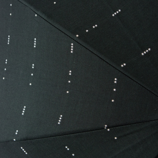 ポタポタとリズミカルに滴り落ちる雨粒を表現（雨のドビー BLACK）