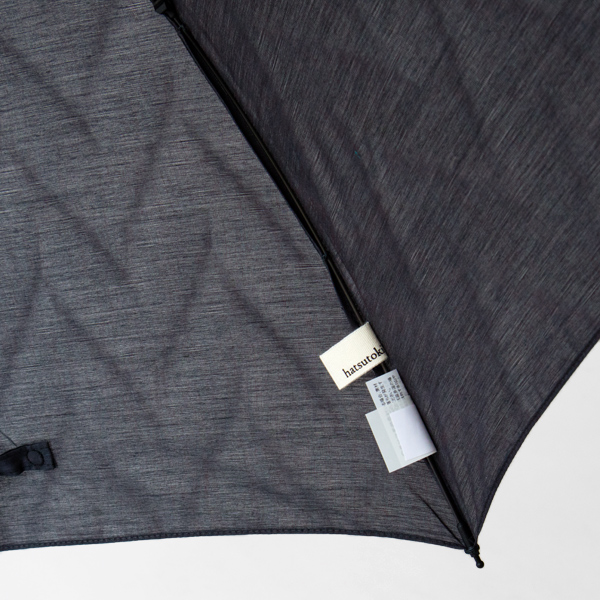 日を受けるとまるでヘリンボーン柄のようなデザイン（パラソル shadow）