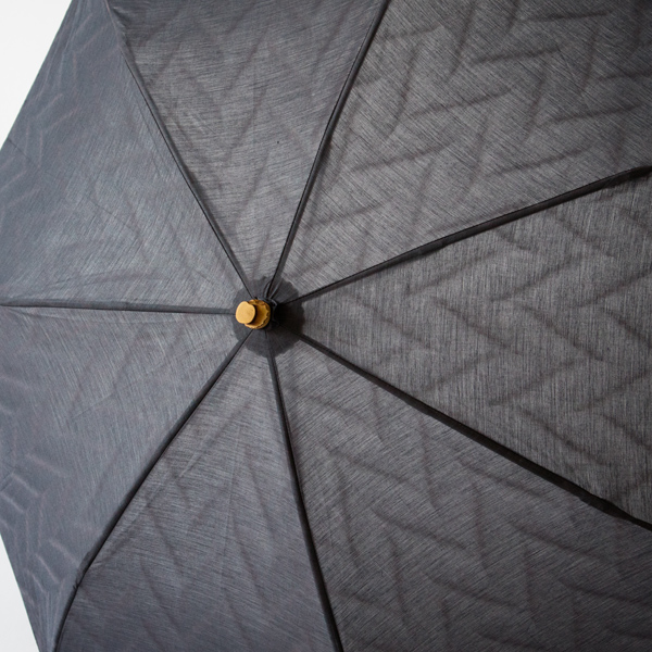 「糸の密度の差」を作り陰影をだす手法でデザインを浮かび上がらせる（パラソル shadow）