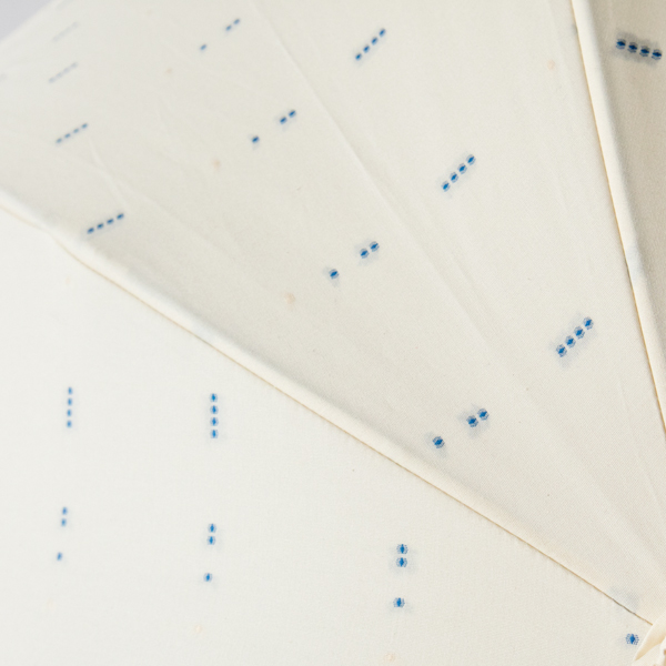 ぽたぽた、雨がリズミカルに落ちるイメージ（WHITE）