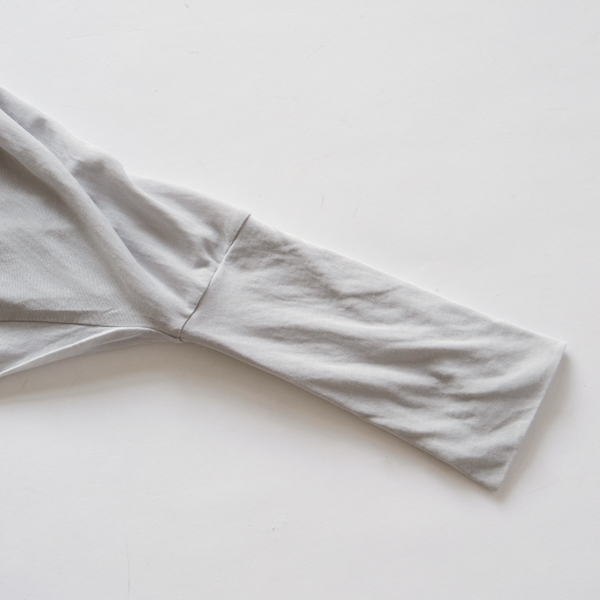 全体的にゆとりのある身頃に細めの袖口パーツ(LIGHT GREY)