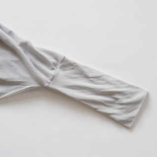 全体的にゆとりのある身頃に細めの袖口パーツ(LIGHT GREY) 全体的にゆとりのある身頃に細めの袖口パーツ(LIGHT GREY)
