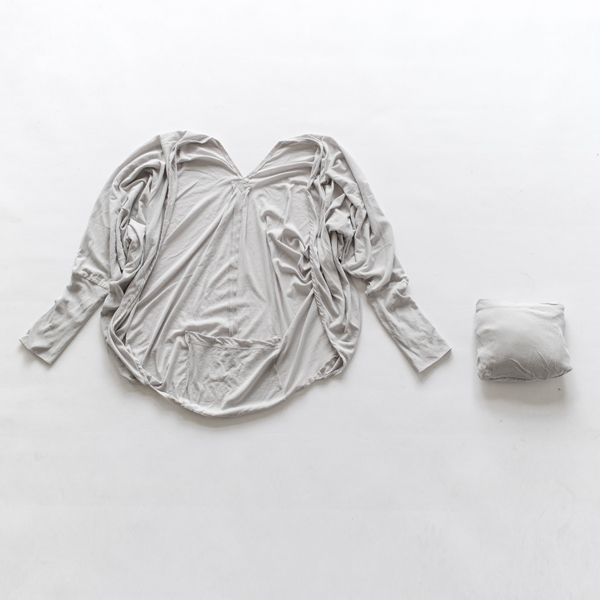 両手に収まるサイズに収納できます(LIGHT GREY)