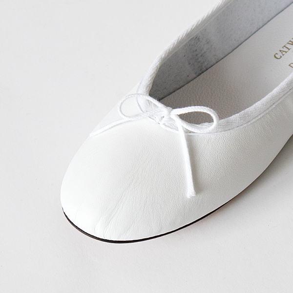 リボンが女性らしい印象を与えます