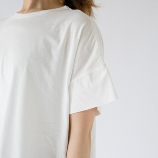 広がりのある、ふんわりとした袖口(OFF WHITE)