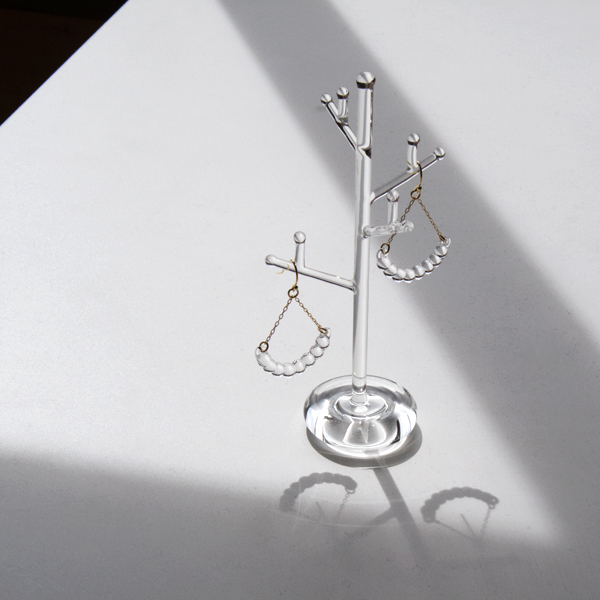 ピアスをかけてインテリアに