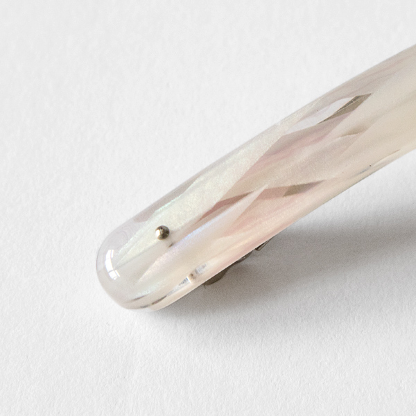 丸く銀色の金具もアクセントに(H60)
