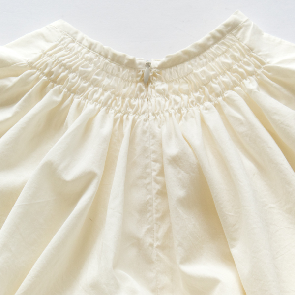 背中の中央に着脱しやすいファスナー付き