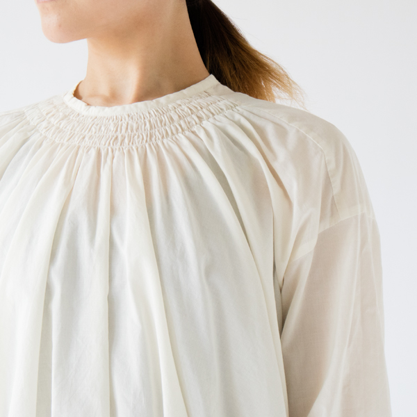 シャーリングゴムが作る立体的なライン