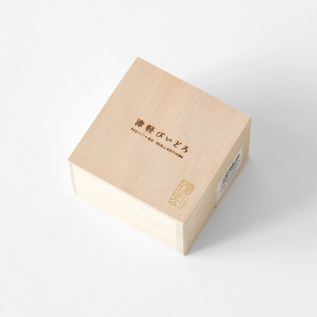 ギフトにもぴったりな木箱入り。お酒が好きな方への贈り物にも。 ギフトにもぴったりな木箱入り。お酒が好きな方への贈り物にも。