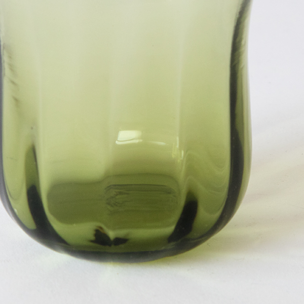 落ち着いた深みのある緑 落ち着いた深みのある緑