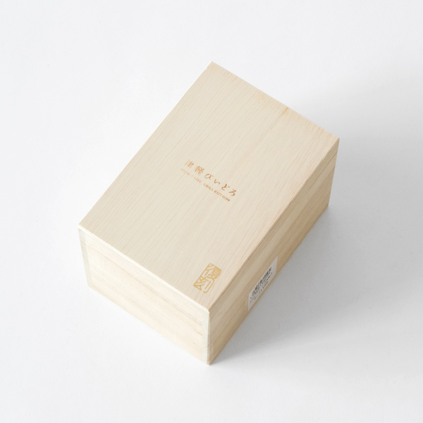 ギフトにもぴったりな木箱入り。お酒が好きな方への贈り物にも。