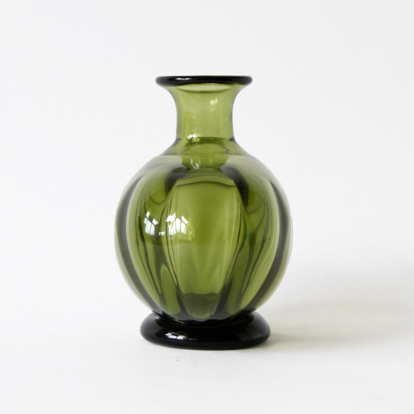 奥行きがないので、棚などにも置きやすい形です。 奥行きがないので、棚などにも置きやすい形です。