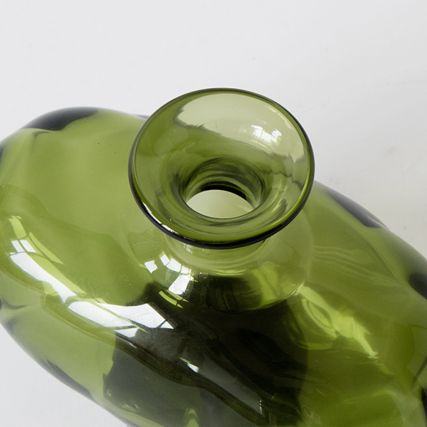 口がすぼまった形なので活けたお花がだらんと広がることもなく、使いやすいです。 口がすぼまった形なので活けたお花がだらんと広がることもなく、使いやすいです。