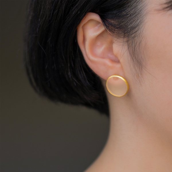 鈍く光るガラスが美しい