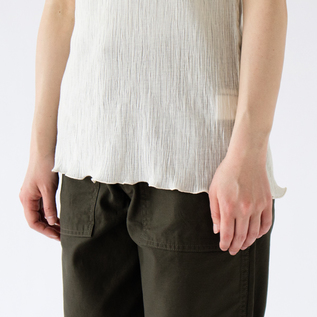 裾(OFF WHITE) ※ライトグレーのインナー着用 裾(OFF WHITE) ※ライトグレーのインナー着用