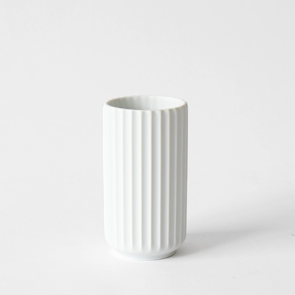 フラワーベース LYNGBY VASE(ホワイト H12cm)、マットな質感