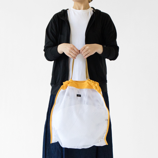 口元を絞ると、魚のひれのような形になります(モデル身長162cm) 口元を絞ると、魚のひれのような形になります(モデル身長162cm)