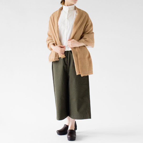 二つ折りにして羽織るとエレガントに(ジンジャー、モデル身長:162cm) 二つ折りにして羽織るとエレガントに(ジンジャー、モデル身長:162cm)