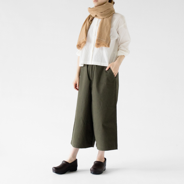 首元に巻けばカジュアルに(ジンジャー、モデル身長:162cm) 首元に巻けばカジュアルに(ジンジャー、モデル身長:162cm)