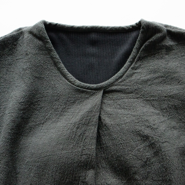 タックのある首元(CHARCOAL)