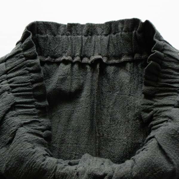 ウエストはゴムで締め付け感がなく快適(CHARCOAL)