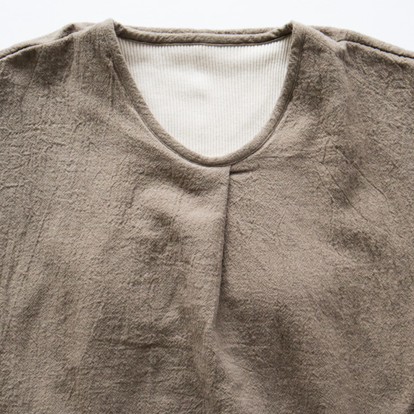 タックのある首元(BEIGE)