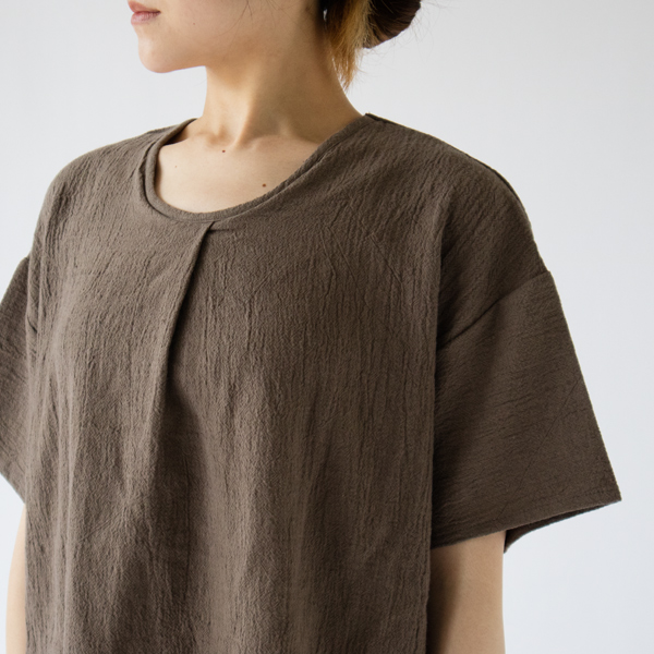 タックが、自然で美しいシルエットを作ります(BEIGE)