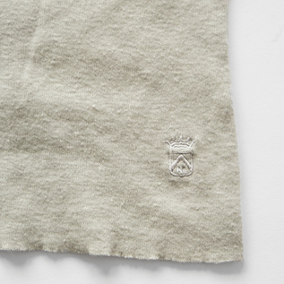 裾にコルトレイクリネンのエンブレム刺繍があります 裾にコルトレイクリネンのエンブレム刺繍があります
