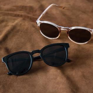 左：サングラス BATE (BLACK)、右：サングラス MARVIN KL1708(Champagne)