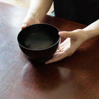 程よいサイズなので煮物などを入れる大きめの小鉢にも適しています(拭き漆 黒漆) 程よいサイズなので煮物などを入れる大きめの小鉢にも適しています(拭き漆 黒漆)