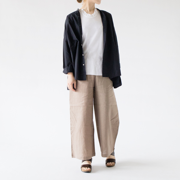 WHITE SIZE2（モデル身長：162cm）