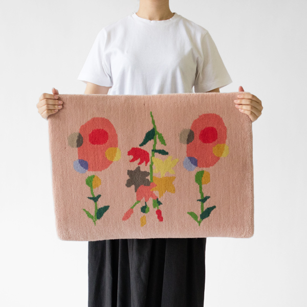 63×45cm。 玄関に、ベッドサイドに、チェストの横に、ドレッサーの前に、絵を飾るようにお使いください。