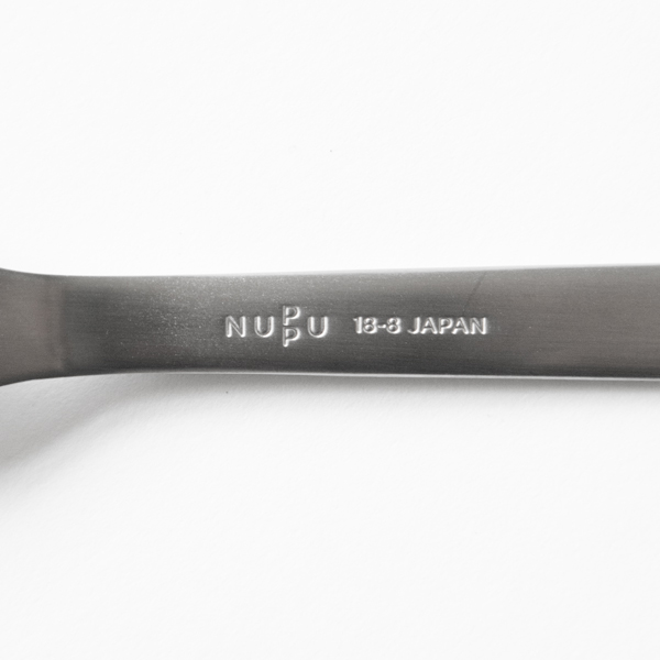 持ち手の裏側にはブランド名と製造国名が刻印 持ち手の裏側にはブランド名と製造国名が刻印