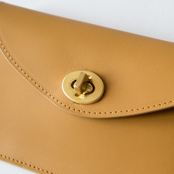 金具アップ(MUSTARD)