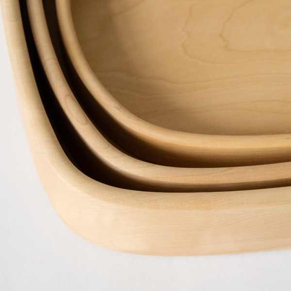 一枚の分厚い無垢板から大中小3つのお盆が切り出されます 一枚の分厚い無垢板から大中小3つのお盆が切り出されます