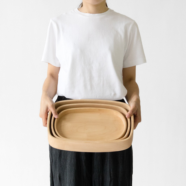 収納時もスペースを取りません(モデル身長:162cm) 収納時もスペースを取りません(モデル身長:162cm)