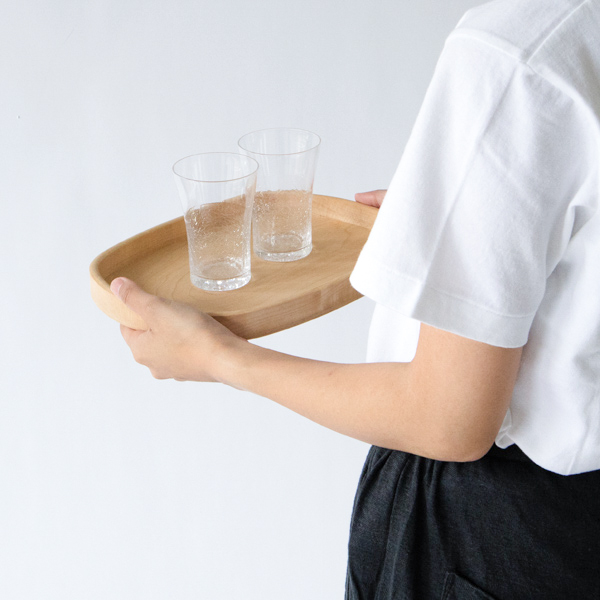 高く立ち上がった縁のおかげで運びやすいです 高く立ち上がった縁のおかげで運びやすいです