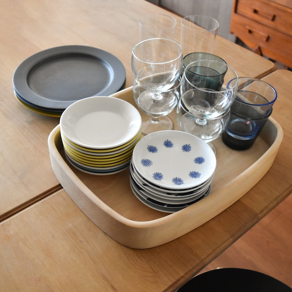 配膳と下げ膳、その両方をスマートにこなします 配膳と下げ膳、その両方をスマートにこなします