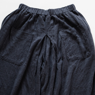 後中心のタックが特徴です(NAVY) 後中心のタックが特徴です(NAVY)