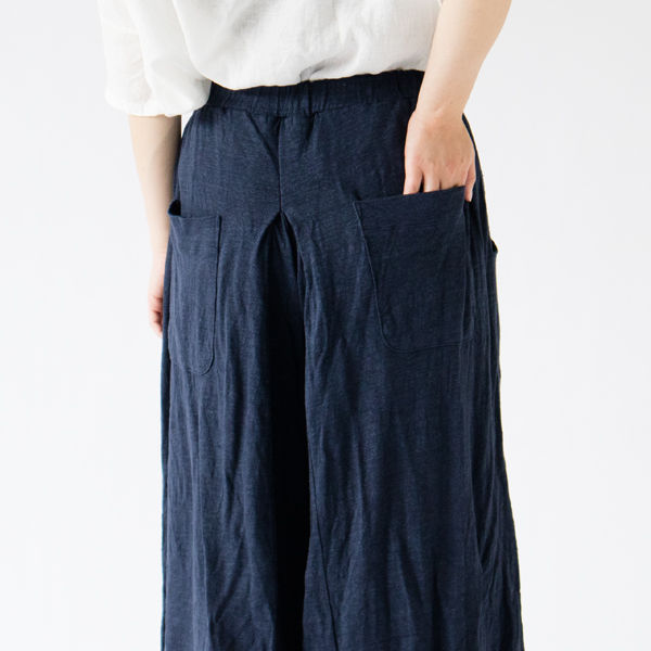 後ろにもポケットがついています(NAVY)