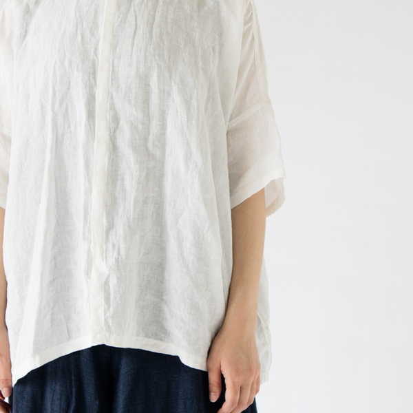 着用すると両サイドが落ち、少し長めのシルエットに(OFF WHITE) 着用すると両サイドが落ち、少し長めのシルエットに(OFF WHITE)