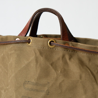 鍮金具も皮革に合わせてエイジングしているため経年変化を楽しめます(OLIVE DRAB)