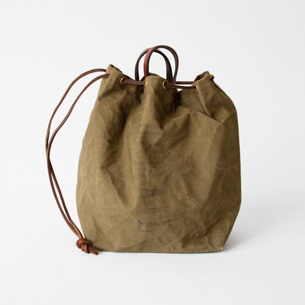 紐を絞るとバッグの口がキュッとすぼまり、巾着型に変わります(OLIVE DRAB) 紐を絞るとバッグの口がキュッとすぼまり、巾着型に変わります(OLIVE DRAB)