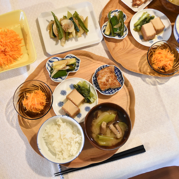 一人御膳にちょうどいい飯椀、汁椀、小鉢、豆皿が程よく収まります（手前：輪花盆大）