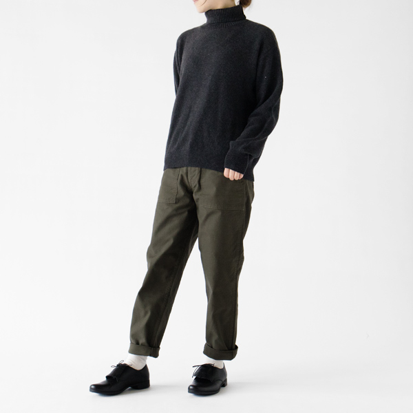 夏から秋に変わる端境にぴったり(モデル身長162cm、C.GREY)