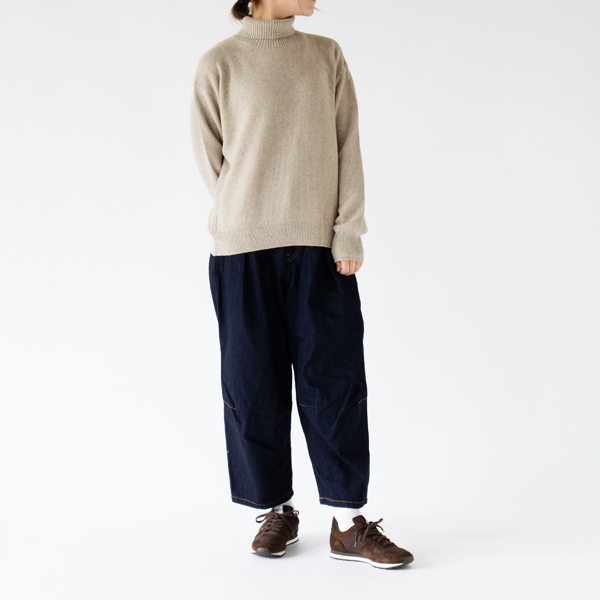 少し独特な落ち感があります (モデル身長162cm、BEIGE)